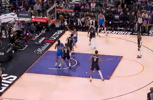 麦凯恩突破欧洲步上篮得手，替补登场5中3已贡献7分