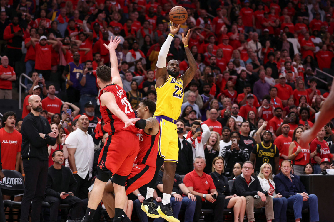 pg模拟器在线-火箭队主教练失控？怒喷全队！陷入舆论风波，赛季结束或被解雇